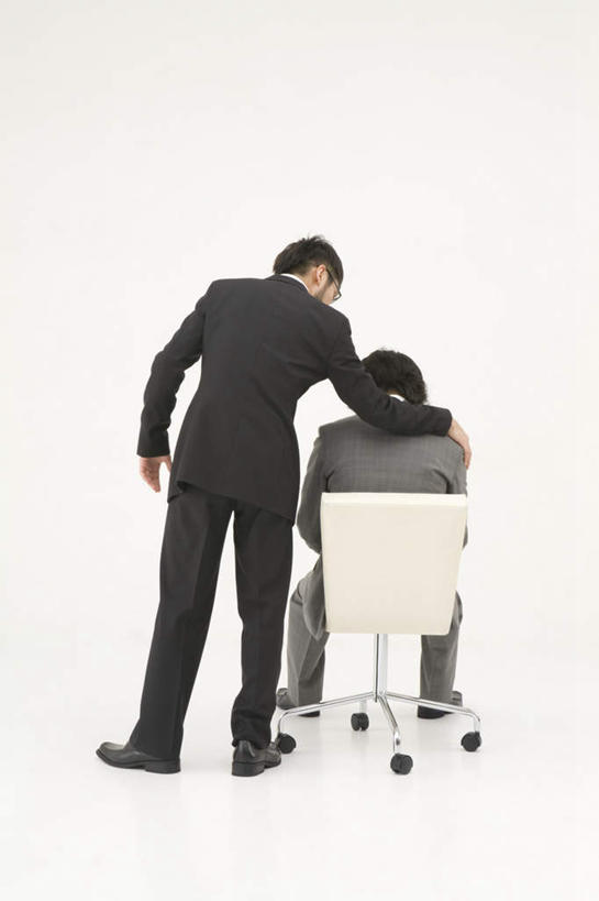 东方人,两个人,同事,商务人士,商务男性,商务女性,站,坐,竖图,室内,白天,白色背景,衬衫,成功,合作,团队,集体,信心,椅子,亚洲,套装,木椅,黄种人,队伍,背面,站着,摄影,影棚,搭肩,领导,成就,商务装,合伙,领袖,工薪阶层,男人,男性,年轻男性,亚洲人,白领,上班族,站立,坐着,彩图,全身,影棚拍摄,衬衣,拍摄