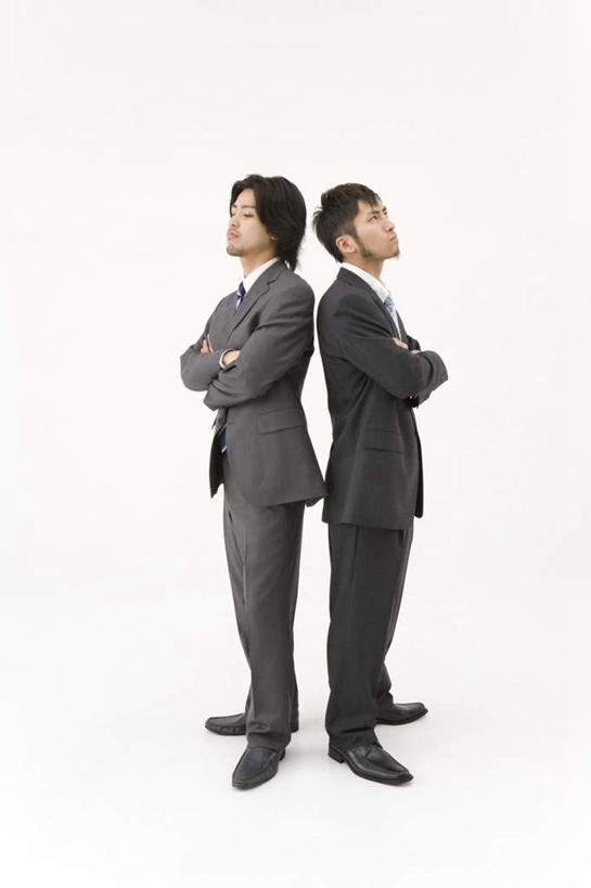 东方人,两个人,同事,商务人士,商务男性,站,双手交叉,竖图,室内,白天,白色背景,侧面,衬衫,成功,合作,团队,集体,信心,竞争,亚洲,对抗,套装,沮丧,冲突,注视,黄种人,队伍,观察,看,站着,背对背,摄影,影棚,观看,失望,距离,察看,领导,双手抱胸,伤心,成就,对立,关注,矛盾,反向,商务装,合伙,领袖,工薪阶层,背道而驰,相反,相左,隔阂,敌对,挫败,斗争,抗拒,抗衡,男人,男性,年轻男性,亚洲人,白领,上班族,站立,彩图,全身,影棚拍摄,衬衣,拍摄