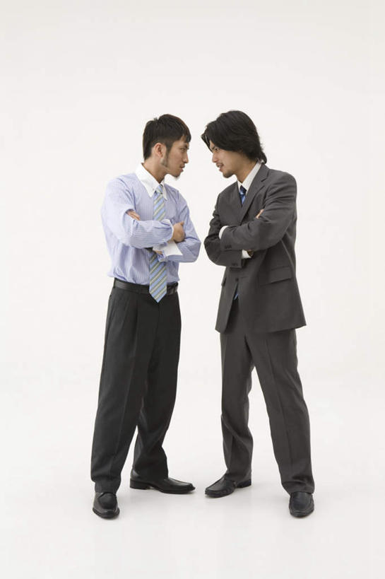 东方人,两个人,同事,商务人士,商务男性,站,双手交叉,竖图,室内,白天,白色背景,侧面,衬衫,成功,合作,团队,集体,信心,竞争,亚洲,对抗,套装,冲突,注视,黄种人,队伍,观察,看,站着,摄影,影棚,对看,观看,察看,领导,双手抱胸,成就,对立,关注,矛盾,商务装,合伙,领袖,工薪阶层,敌对,挫败,斗争,抗拒,抗衡,男人,男性,年轻男性,亚洲人,白领,上班族,站立,彩图,全身,影棚拍摄,衬衣,拍摄