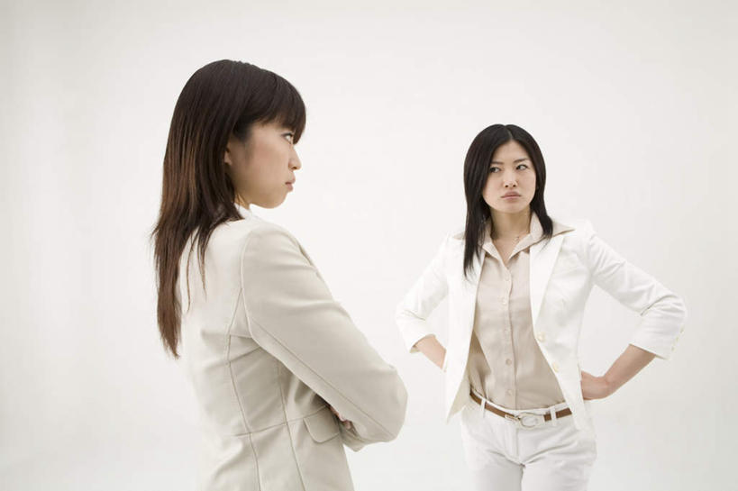东方人,两个人,同事,商务人士,商务女性,站,双手交叉,横图,室内,白天,白色背景,正面,衬衫,成功,合作,团队,集体,信心,竞争,亚洲,对抗,套装,冲突,注视,黄种人,手叉腰,队伍,叉腰,观察,看,站着,摄影,影棚,观看,察看,领导,双手抱胸,双手叉腰,成就,对立,关注,矛盾,瞪眼,商务装,合伙,领袖,工薪阶层,敌对,挫败,斗争,抗拒,抗衡,年轻女性,女人,女性,亚洲人,白领,上班族,站立,半身,彩图,影棚拍摄,衬衣,拍摄