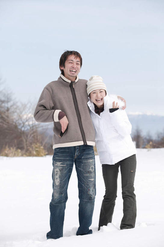 东方人,两个人,笑,微笑,露齿笑,竖图,室外,白天,正面,森林,树林,雪,植物,大雪,帽子,亚洲,服装,积雪,雪景,冬季,冬天,休闲装,黄种人,树,树木,衣服,蓝色,绿色,蓝天,天空,自然,天,休闲,休闲服,寒冷,服饰,生长,成长,搭肩,冰冷,搀扶,滑雪帽,严寒,冰凉,酷寒,凛冽,凛凛,极冷,男人,男性,年轻男性,年轻女性,女人,女性,亚洲人,彩图,全身