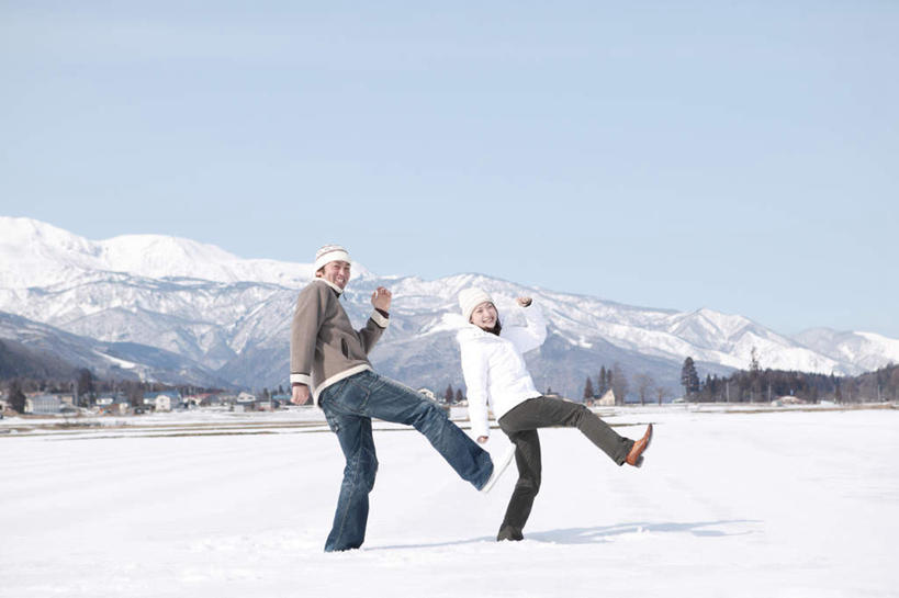 东方人,两个人,家,站,笑,微笑,露齿笑,横图,室外,白天,侧面,爱情,森林,山,树林,雪,雪山,植物,大雪,帽子,亚洲,服装,房屋,屋子,冰,积雪,山峰,雪景,冬季,冬天,山峦,浪漫,休闲装,黄种人,楼房,住宅,树,树木,衣服,蓝色,绿色,蓝天,天空,自然,天,站着,休闲,温暖,温馨,休闲服,恩爱,寒冷,抬脚,恋人,服饰,生长,成长,后仰,和睦,冰冷,滑雪帽,摆动,严寒,冰凉,酷寒,凛冽,凛凛,极冷,男人,男性,年轻男性,年轻女性,女人,女性,亚洲人,情侣,站立,彩图,全身,房子,伴侣,融洽