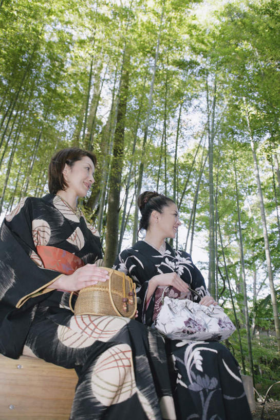 东方人,一个人,坐,笑,微笑,露齿笑,竖图,室外,白天,仰视,民族服装,森林,树林,植物,亚洲,仅一个年轻女性,仅一个女性,仅一个人,和服,服装,包,拿,拿着,注视,黄种人,拎包,树,树木,衣服,绿色,自然,观察,看,服饰,生长,成长,观看,察看,衣着,穿着,关注,吴服,唐草,唐花,唐锦,衣饰,年轻女性,女人,女性,亚洲人,坐着,半身,彩图,低角度拍摄,传统服装,民俗服