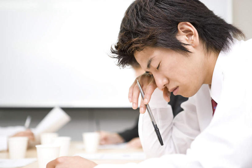 东方人,一个人,商务人士,商务男性,坐,闭眼,睡,横图,室内,白天,侧面,衬衫,桌子,杯子,亚洲,仅一个男性,仅一个人,套装,朦胧,模糊,笔,办公桌,办公用品,拿,拿着,黄种人,水笔,文具,仅一个年轻男性,白板,学习用品,纸制品,纸杯,文具用品,一次性杯子,商务装,记录板,工薪阶层,记事板,男人,男性,年轻男性,亚洲人,白领,上班族,闭眼睛,闭着眼,闭着眼睛,困,困觉,寝息,睡觉,坐着,半身,彩图,衬衣