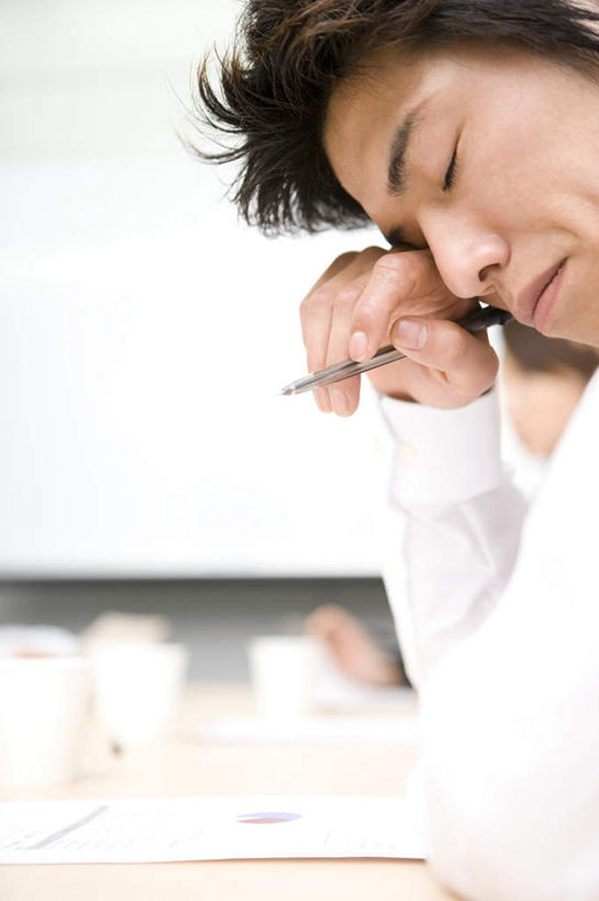 东方人,一个人,商务人士,商务男性,坐,闭眼,睡,竖图,室内,白天,侧面,衬衫,桌子,杯子,亚洲,仅一个男性,仅一个人,套装,朦胧,模糊,笔,办公桌,办公用品,拿,拿着,黄种人,水笔,文具,仅一个年轻男性,白板,学习用品,纸制品,纸杯,文具用品,一次性杯子,商务装,记录板,工薪阶层,记事板,男人,男性,年轻男性,亚洲人,白领,上班族,闭眼睛,闭着眼,闭着眼睛,困,困觉,寝息,睡觉,坐着,半身,彩图,衬衣