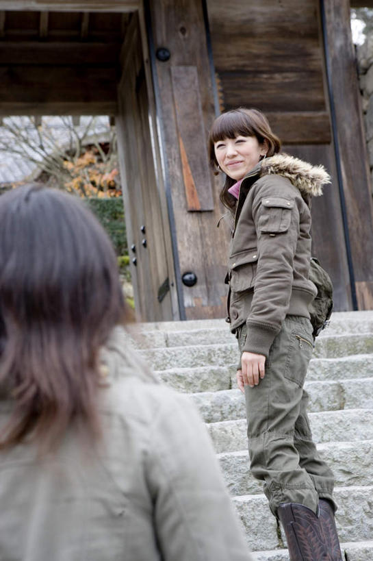 东方人,两个人,伙伴,朋友,寺庙,站,笑,微笑,露齿笑,竖图,室外,白天,旅游,度假,友谊,名胜古迹,植物,楼梯,标志建筑,地标,建筑,京都,日本,亚洲,服装,节日,遗迹,阶梯,燃烧,注视,休闲装,黄种人,古迹,文化,文物,娱乐,建设,古建筑,台阶,树,树木,背面,衣服,绿色,自然,香火,庙宇,观察,看,祈祷,站着,享受,休闲,健康,休闲服,旅游胜地,放松,许愿,宗教,服饰,信仰,京都府,生长,成长,观看,纪念,祈求,察看,关注,古文明,东亚,本州,本州岛,日本国,近畿地方,近畿,三千院,左京区,平安,友情,年轻女性,女人,女性,亚洲人,站立,半身,彩图,庙,寺