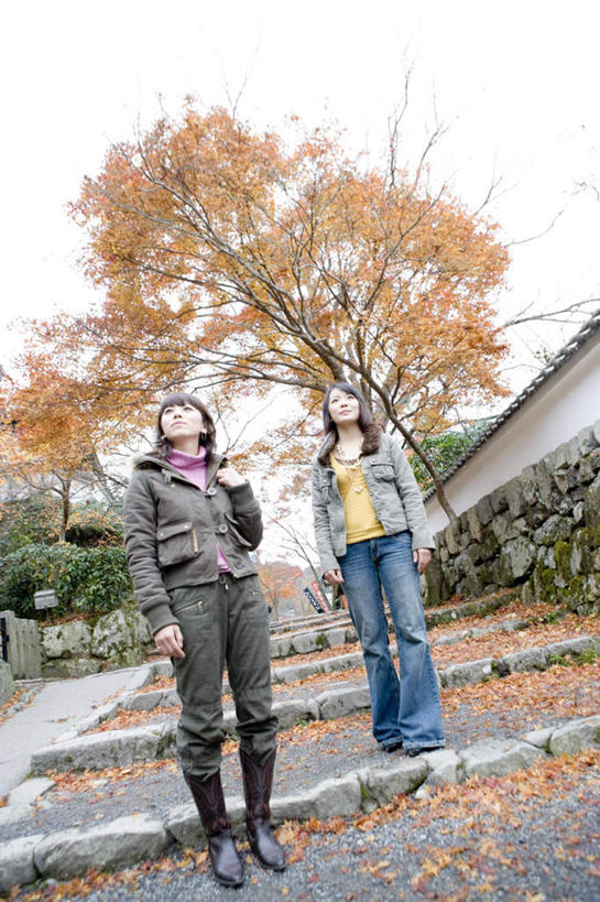 东方人,两个人,伙伴,朋友,寺庙,站,笑,微笑,露齿笑,竖图,室外,白天,仰视,旅游,度假,友谊,名胜古迹,植物,楼梯,标志建筑,道路,地标,建筑,路,京都,日本,亚洲,服装,节日,遗迹,阶梯,小路,交通,燃烧,注视,休闲装,黄种人,古迹,文化,文物,娱乐,建设,古建筑,台阶,树,树木,衣服,绿色,自然,香火,庙宇,观察,看,祈祷,站着,享受,休闲,健康,休闲服,旅游胜地,放松,许愿,宗教,服饰,信仰,京都府,生长,成长,观看,纪念,祈求,察看,关注,古文明,东亚,本州,本州岛,日本国,近畿地方,近畿,三千院,左京区,平安,友情,年轻女性,女人,女性,亚洲人,站立,彩图,低角度拍摄,全身,庙,寺