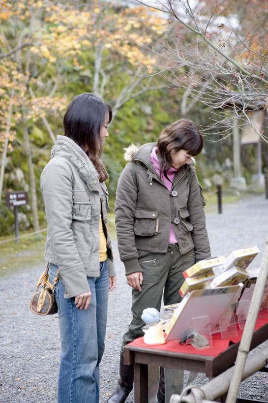 东方人,两个人,伙伴,朋友,寺庙,站,笑,微笑,露齿笑,竖图,室外,白天,侧面,旅游,度假,友谊,名胜古迹,植物,桌子,标志建筑,道路,地标,建筑,路,公路,京都,日本,亚洲,服装,节日,遗迹,纸盒,交通,燃烧,注视,休闲装,黄种人,古迹,文化,文物,娱乐,建设,古建筑,盒子,树,树木,衣服,绿色,自然,香火,庙宇,观察,看,祈祷,站着,享受,休闲,健康,休闲服,旅游胜地,放松,许愿,宗教,服饰,信仰,京都府,生长,成长,观看,纪念,祈求,察看,关注,古文明,东亚,本州,本州岛,日本国,近畿地方,近畿,三千院,左京区,平安,友情,年轻女性,女人,女性,亚洲人,马路,站立,半身,彩图,庙,寺