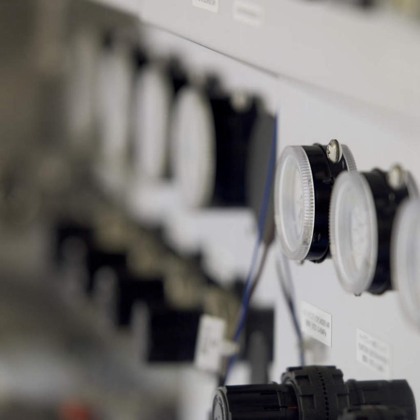 无人,工厂,方图,室内,白天,正面,一排,阴影,朦胧,模糊,整齐,光线,标志,数字,文字,影子,字符,指针,标识,排列,工业,阿拉伯数字,电子元件,队列,仪表盘,机件,彩图,制造厂