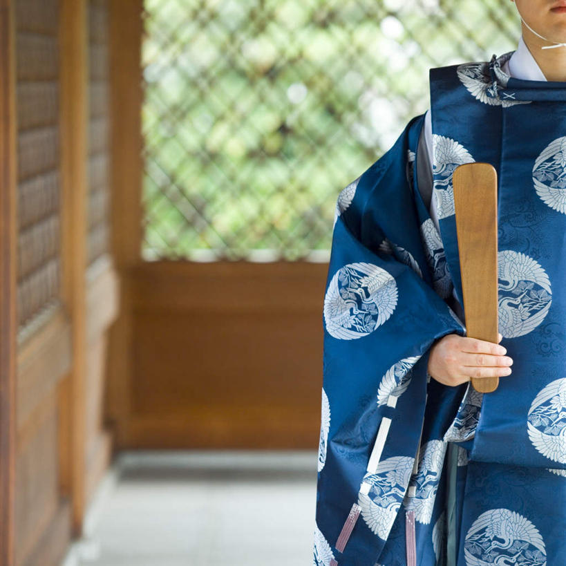 东方人,一个人,寺庙,站,方图,室外,白天,正面,民族服装,旅游,度假,植物,窗户,亚洲,仅一个男性,仅一个人,拿,拿着,注视,黄种人,娱乐,树,树木,仅一个年轻男性,绿色,自然,观察,看,站着,享受,休闲,放松,生长,成长,观看,牌,察看,关注,男人,男性,年轻男性,亚洲人,站立,半身,彩图,传统服装,民俗服