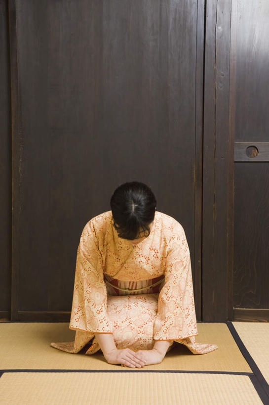 东方人,一个人,坐,竖图,室内,白天,正面,民族服装,亚洲,仅一个年轻女性,仅一个女性,仅一个人,弯腰,阴影,和服,光线,影子,榻榻米,注视,黄种人,观察,看,服饰,观看,察看,关注,吴服,唐草,唐花,唐锦,年轻女性,女人,女性,亚洲人,坐着,彩图,全身,传统服装,民俗服
