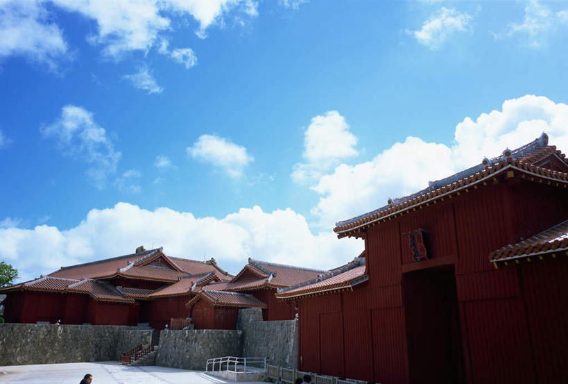 无人,家,宫殿,横图,室外,白天,正面,旅游,度假,别墅,标志建筑,道路,地标,建筑,路,公路,日本,亚洲,阴影,光线,影子,堡垒,城堡,房屋,屋子,云,云朵,公寓,交通,云彩,娱乐,建设,冲绳,洋房,楼房,住宅,蓝色,白云,蓝天,天空,阳光,天,享受,休闲,旅游胜地,放松,晴朗,冲绳县,要塞,豪宅,东亚,琉球群岛,日本国,九州地方,设防,晴空,马路,彩图,房子