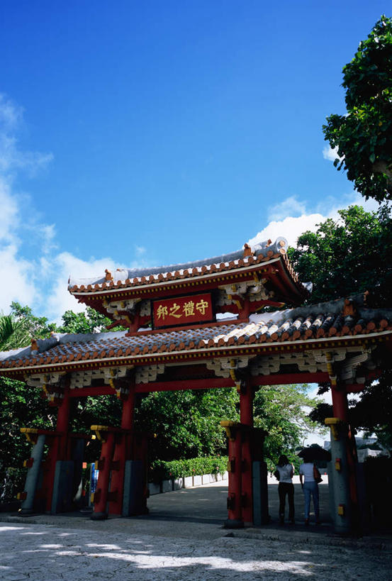 无人,竖图,室外,白天,正面,旅游,度假,森林,树林,植物,标志建筑,地标,建筑,日本,亚洲,阴影,光线,影子,堡垒,城堡,大门,云,云朵,云彩,娱乐,建设,冲绳,那霸,树,树木,蓝色,绿色,白云,蓝天,天空,阳光,自然,天,享受,休闲,旅游胜地,放松,生长,晴朗,成长,冲绳县,要塞,东亚,琉球群岛,日本国,九州地方,县厅,那霸市,设防,晴空,彩图