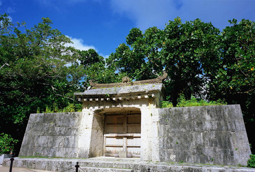 无人,宫殿,横图,室外,白天,正面,旅游,度假,植物,标志建筑,地标,建筑,日本,亚洲,阴影,光线,影子,堡垒,城堡,云,云朵,云彩,娱乐,建设,冲绳,那霸,树,树木,蓝色,绿色,白云,蓝天,天空,阳光,自然,天,享受,休闲,旅游胜地,放松,生长,晴朗,成长,冲绳县,要塞,东亚,琉球群岛,日本国,九州地方,县厅,那霸市,设防,晴空,彩图