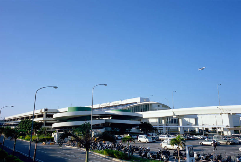 东方人,站,横图,室外,白天,正面,地铁,路灯,日本,亚洲,阴影,光线,影子,云,云朵,高架,灯光,轨道交通,许多人,云彩,注视,黄种人,冲绳,那霸,灯,蓝色,白云,蓝天,天空,阳光,天,观察,看,站着,一群人,晴朗,观看,冲绳县,察看,照明设备,关注,东亚,琉球群岛,日本国,九州地方,县厅,那霸市,男人,男性,女人,女性,中年男性,中年女性,亚洲人,晴空,站立,彩图,全身,地铁机动车,轻轨