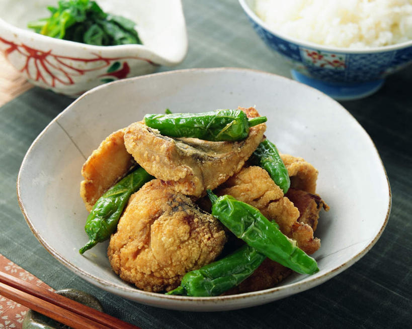 米饭,无人,横图,俯视,室内,特写,白天,烹饪,桌面,桌子,辣椒,蔬菜,餐具,阴影,新鲜,光线,木制,影子,食品,饭,鲭鱼,菜肴,美食,食物,木制品,碗,日式,佳肴,有机食品,绿色食品,巴浪,花巴,花池鱼,花鲱,花鳀,青花鱼,青占,鲐鲅鱼,油胴鱼,辣角,红海椒,大椒,辣虎,广椒,进餐用具,烹调用具,辣子,红辣椒,海椒,番椒,彩图,高角度拍摄