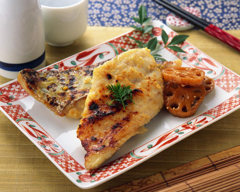 海鲜,无人,横图,俯视,室内,特写,白天,烹饪,筷子,桌面,桌子,餐具,阴影,光线,木制,鱼,碟子,盘,影子,烤鱼,肉,鱼肉,食品,文化,传统,水产,菜肴,美食,肉类,鱼类,海洋生物,玻璃制品,食物,盘子,玻璃瓶,木制品,瓶子,碟,日式,佳肴,礼节,水生动物,海产品,礼仪,水生物,肉食,海底动物,玻璃杯,进餐用具,彩图,高角度拍摄