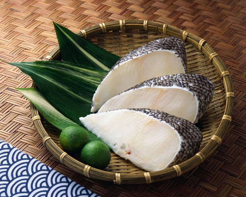 海鲜,无人,交叉,横图,俯视,室内,特写,白天,桌面,桌子,竹子,叶子,阴影,竹制,编织,光线,木制,鱼,篮子,影子,肉,鱼肉,绿叶,水产,肉类,鱼类,海洋生物,木制品,竹篮,嫩叶,竹条,鲹鱼,交织,竹制品,水生动物,海产品,水生物,肉食,海底动物,切面,鲹,穿插,叶,叶片,彩图,高角度拍摄