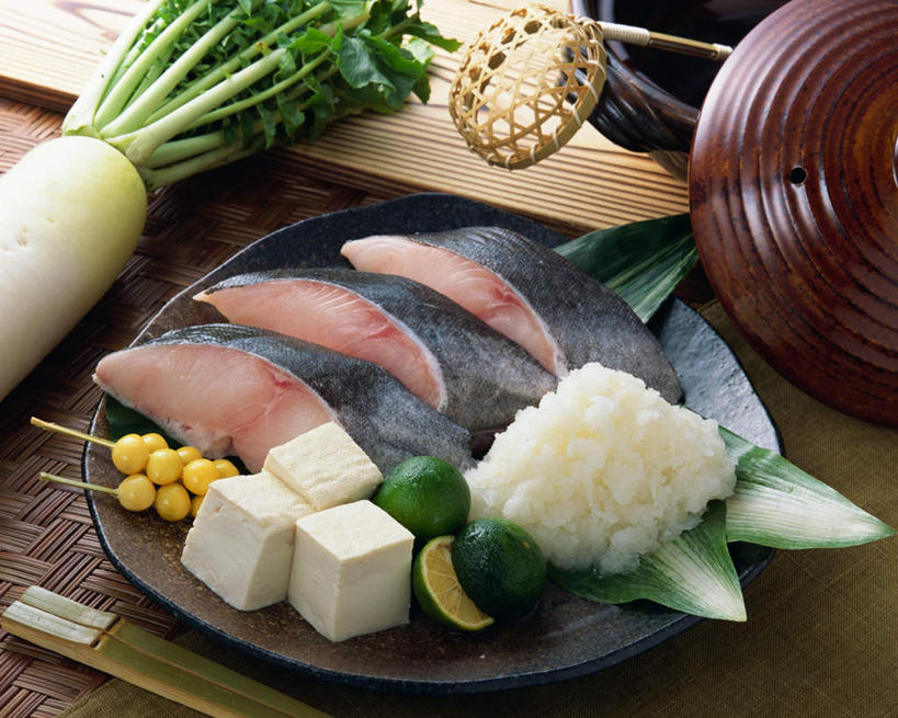 海鲜,豆腐,无人,横图,俯视,室内,特写,白天,桌面,桌子,萝卜,白萝卜,蔬菜,餐具,切片,阴影,光线,木制,鱼,碟子,盘,影子,肉,鱼肉,芝士粉,水产,肉类,鱼类,海洋生物,盘子,木制品,碟,豆制品,水生动物,海产品,水生物,肉食,海底动物,鳕鱼,鳘鱼,南极美露鳕,莱菔,彩图,高角度拍摄