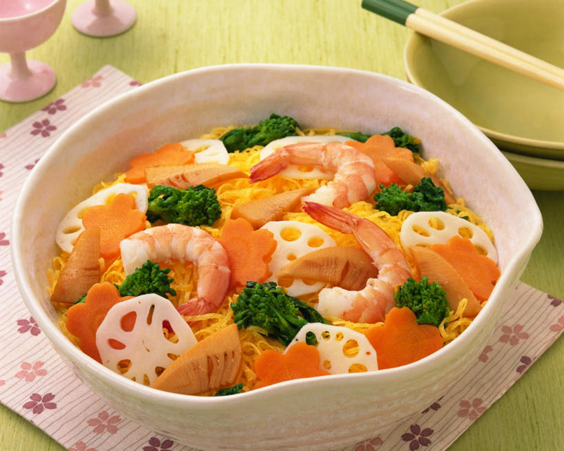 海鲜,无人,横图,俯视,室内,特写,白天,烹饪,桌面,桌子,蔬菜,餐具,切片,阴影,光线,木制,影子,花菜,花椰菜,西兰花,明虾,日本料理,食品,水产,藕,菜肴,美食,食物,木制品,日式料理,日式,佳肴,海产品,莲藕,进餐用具,烹调用具,彩图,高角度拍摄