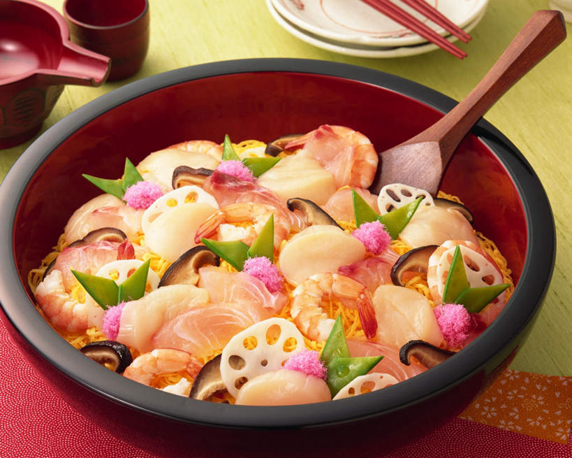 海鲜,无人,横图,俯视,室内,特写,白天,烹饪,桌面,桌子,蔬菜,餐具,切片,阴影,新鲜,光线,木制,影子,明虾,日本料理,食品,水产,藕,菜肴,美食,食物,木制品,调羹,汤匙,日式料理,日式,佳肴,有机食品,绿色食品,子,海产品,莲藕,进餐用具,烹调用具,彩图,高角度拍摄