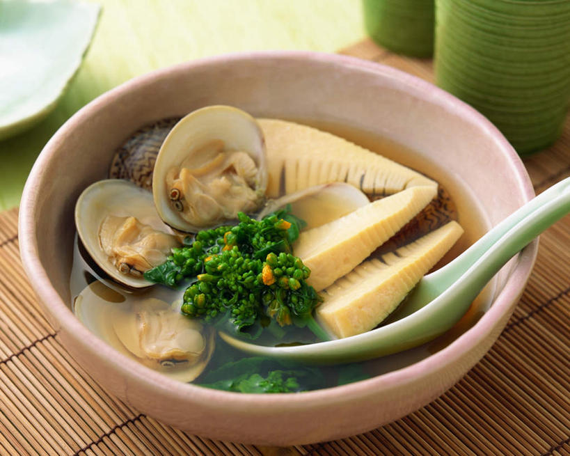 无人,横图,俯视,室内,特写,白天,烹饪,桌面,桌子,蔬菜,贝壳,餐具,阴影,竹制,新鲜,光线,木制,影子,勺子,竹笋,汤,日本料理,食品,笋,菜肴,美食,食物,木制品,调羹,汤匙,碗,日式料理,日式,佳肴,有机食品,绿色食品,竹制品,蚌,巨蚌,巨蛤,寿司帘,寿司席,寿司竹,寿司竹卷,寿司竹席,贝类外壳,软体动物外壳,进餐用具,烹调用具,彩图,高角度拍摄