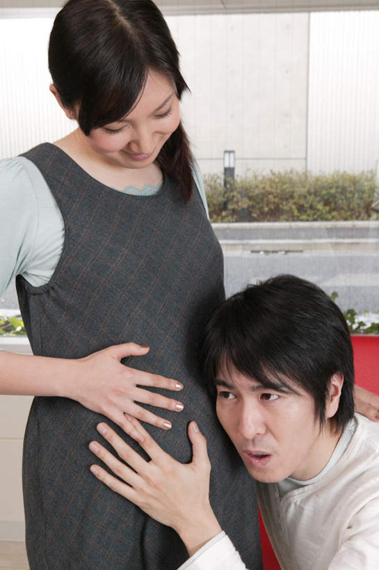 东方人,孕妇,两个人,家庭,夫妻,客厅,站,坐,摸,竖图,室内,白天,正面,爱情,亚洲,抚摸,阴影,服装,光线,影子,浪漫,注视,休闲装,黄种人,衣服,观察,看,聆听,站着,休闲,温暖,温馨,一家人,怀孕,休闲服,恩爱,恋人,服饰,观看,和睦,察看,起居室,待产,关注,妊娠,准妈妈,男人,男性,年轻男性,年轻女性,女人,女性,亚洲人,年轻人,夫妇,情侣,产妇,触摸,接触,站立,坐着,半身,彩图,伴侣,融洽