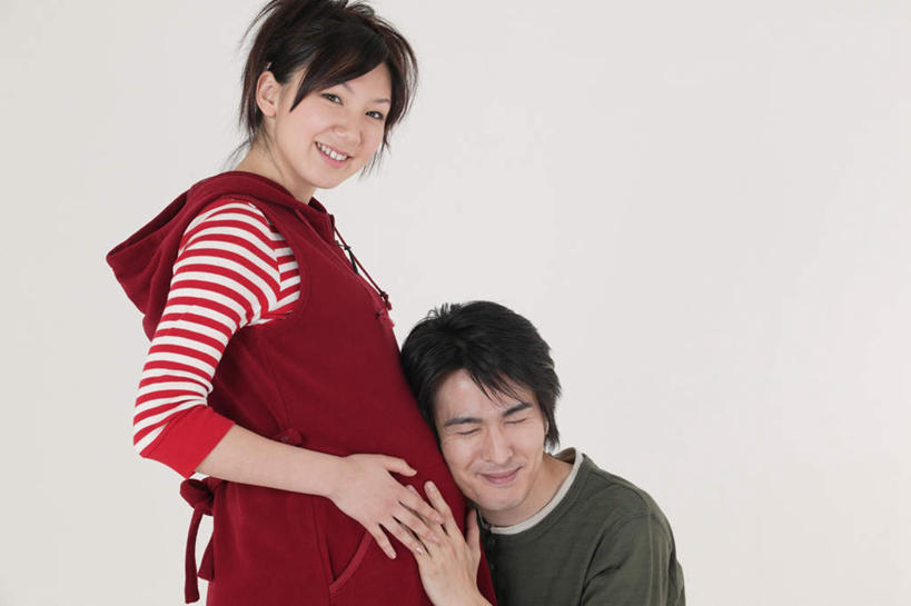 东方人,孕妇,两个人,家庭,夫妻,站,闭眼,笑,摸,微笑,横图,室内,白天,侧面,爱情,亚洲,抚摸,阴影,灰色背景,服装,光线,影子,浪漫,注视,休闲装,黄种人,衣服,观察,看,聆听,站着,休闲,温暖,温馨,一家人,怀孕,休闲服,恩爱,恋人,摄影,服饰,影棚,观看,和睦,察看,待产,关注,妊娠,准妈妈,男人,男性,年轻男性,年轻女性,女人,女性,亚洲人,年轻人,夫妇,情侣,产妇,闭眼睛,闭着眼,闭着眼睛,触摸,接触,站立,半身,彩图,影棚拍摄,拍摄,伴侣,融洽