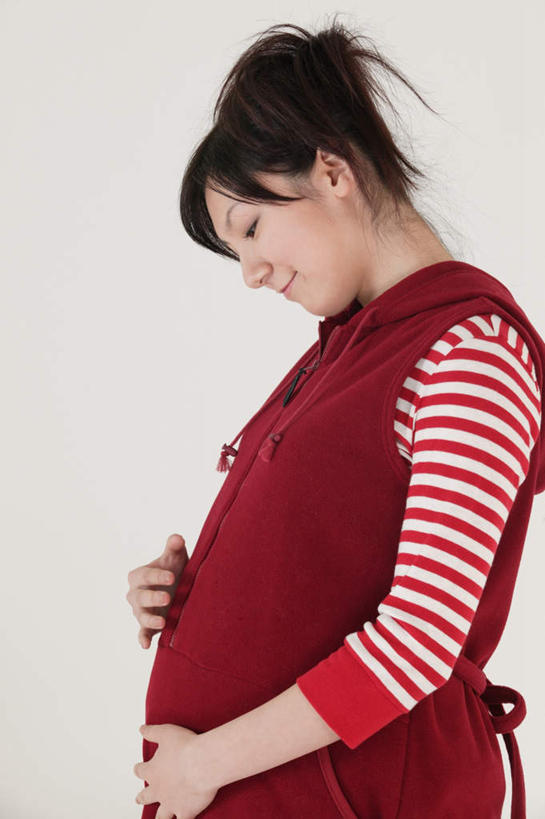 东方人,孕妇,一个人,站,摸,竖图,室内,白天,侧面,亚洲,仅一个年轻女性,仅一个女性,仅一个人,抚摸,阴影,灰色背景,服装,光线,影子,注视,休闲装,黄种人,衣服,观察,看,站着,休闲,怀孕,休闲服,摄影,服饰,影棚,观看,察看,待产,孕妇装,关注,妊娠,准妈妈,年轻女性,女人,女性,亚洲人,产妇,触摸,接触,站立,半身,彩图,影棚拍摄,拍摄