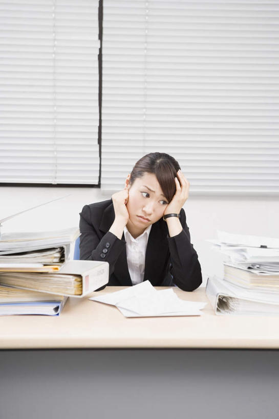 东方人,一个人,商务人士,商务女性,坐,竖图,室内,白天,正面,桌子,椅子,亚洲,仅一个年轻女性,仅一个女性,仅一个人,阴影,套装,光线,影子,办公桌,文件夹,注视,黄种人,会议椅,观察,看,观看,办公椅,档案夹,察看,双手抱头,关注,商务装,资料夹,工薪阶层,文档夹,材料夹,商务椅,培训椅,年轻女性,女人,女性,亚洲人,白领,上班族,坐着,半身,彩图