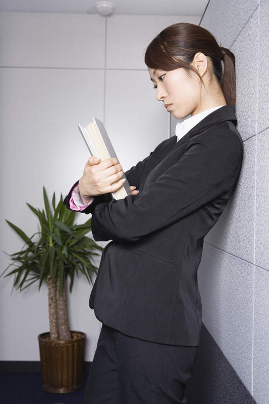 东方人,一个人,商务人士,商务女性,站,抱,竖图,室内,白天,侧面,植物,亚洲,仅一个年轻女性,仅一个女性,仅一个人,阴影,套装,光线,盆栽,影子,盆景,文件夹,注视,黄种人,绿色,自然,观察,看,站着,生长,成长,抱着,观看,档案夹,察看,关注,商务装,资料夹,工薪阶层,文档夹,材料夹,年轻女性,女人,女性,亚洲人,白领,上班族,站立,半身,彩图