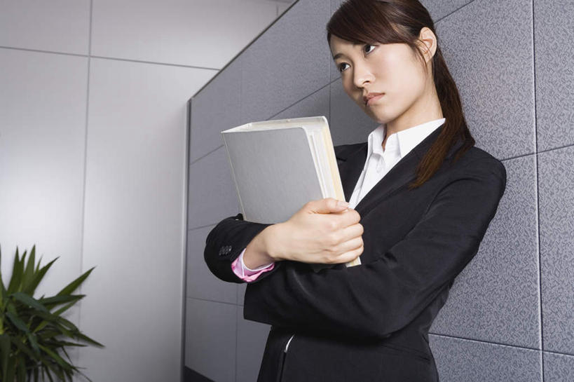 东方人,一个人,商务人士,商务女性,站,抱,横图,室内,白天,正面,亚洲,仅一个年轻女性,仅一个女性,仅一个人,阴影,套装,光线,影子,文件夹,注视,黄种人,观察,看,站着,抱着,观看,档案夹,察看,关注,商务装,资料夹,工薪阶层,文档夹,材料夹,年轻女性,女人,女性,亚洲人,白领,上班族,站立,半身,彩图