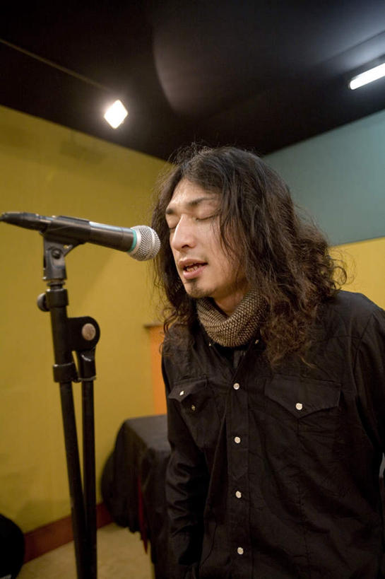 东方人,一个人,歌唱家,站,竖图,室内,白天,正面,亚洲,仅一个男性,仅一个人,阴影,服装,光线,影子,灯光,注视,休闲装,黄种人,顶灯,灯,仅一个年轻男性,衣服,话筒,灯具,观察,看,站着,休闲,休闲服,唱歌,服饰,观看,察看,录音室,麦克风,照明设备,关注,扩音器,演唱,传声器,微音器,男人,男性,年轻男性,亚洲人,歌手,站立,半身,彩图