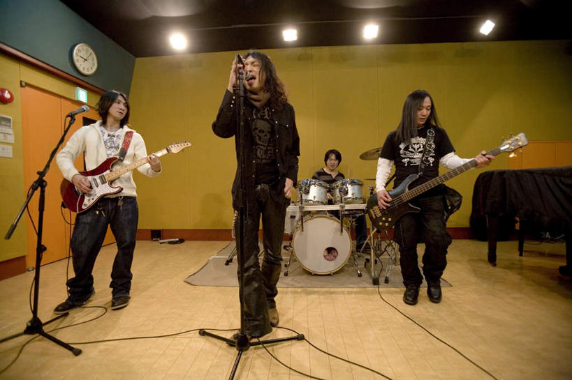 东方人,三个人,伙伴,朋友,歌唱家,站,抱,横图,室内,白天,正面,友谊,亚洲,阴影,服装,光线,影子,灯光,电吉他,鼓,乐器,弦乐器,注视,休闲装,黄种人,顶灯,灯,衣服,灯具,观察,看,站着,休闲,休闲服,唱歌,服饰,抱着,观看,察看,录音室,照明设备,关注,弹拨弦鸣乐器,演唱,友情,男人,男性,年轻男性,亚洲人,歌手,站立,彩图,全身,弹拨弦乐器