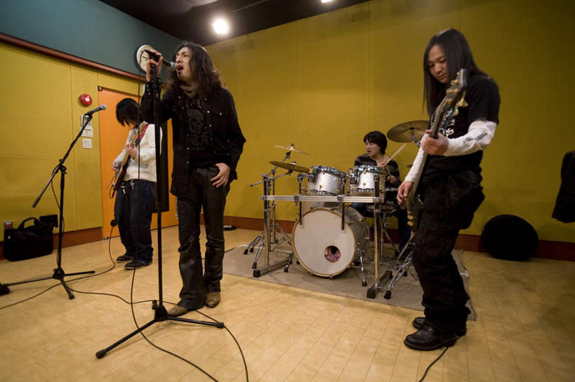 东方人,三个人,伙伴,朋友,歌唱家,站,抱,横图,室内,白天,正面,友谊,亚洲,阴影,服装,光线,影子,灯光,电吉他,鼓,乐器,弦乐器,注视,休闲装,黄种人,顶灯,灯,衣服,灯具,观察,看,站着,休闲,休闲服,唱歌,服饰,抱着,观看,察看,录音室,照明设备,关注,弹拨弦鸣乐器,演唱,友情,男人,男性,年轻男性,亚洲人,歌手,站立,彩图,全身,弹拨弦乐器