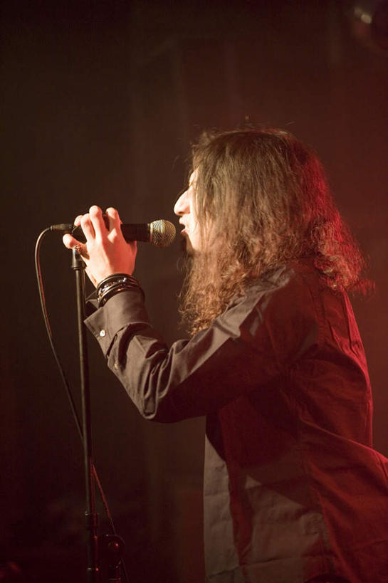 东方人,一个人,歌唱家,站,竖图,室内,白天,侧面,照明,亚洲,仅一个男性,仅一个人,阴影,服装,光线,影子,灯光,拿,拿着,注视,休闲装,黄种人,灯,仅一个年轻男性,衣服,话筒,灯具,观察,看,站着,休闲,休闲服,唱歌,服饰,观看,聚光灯,照亮,察看,麦克风,照明设备,关注,扩音器,演唱,传声器,微音器,男人,男性,年轻男性,亚洲人,歌手,站立,半身,彩图