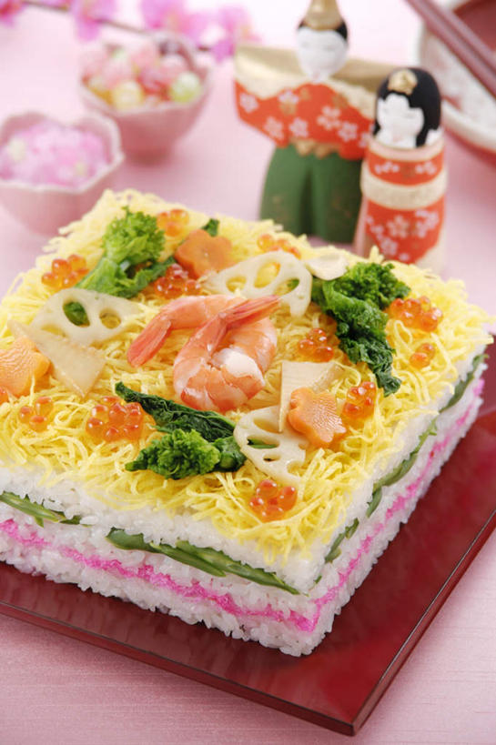 海鲜,米饭,寿司,无人,竖图,俯视,室内,特写,白天,烹饪,桌面,桌子,一堆,切片,阴影,堆叠,堆积,光线,木制,影子,花菜,花椰菜,西兰花,蛋皮,明虾,鱼卵,日本料理,食品,饭,鱼籽,水产,菜肴,美食,玻璃制品,食物,玻璃瓶,木制品,瓶子,藕片,日式料理,佳肴,堆,五谷,海产品,醋饭,握寿司,押寿司,四喜饭,彩图,高角度拍摄