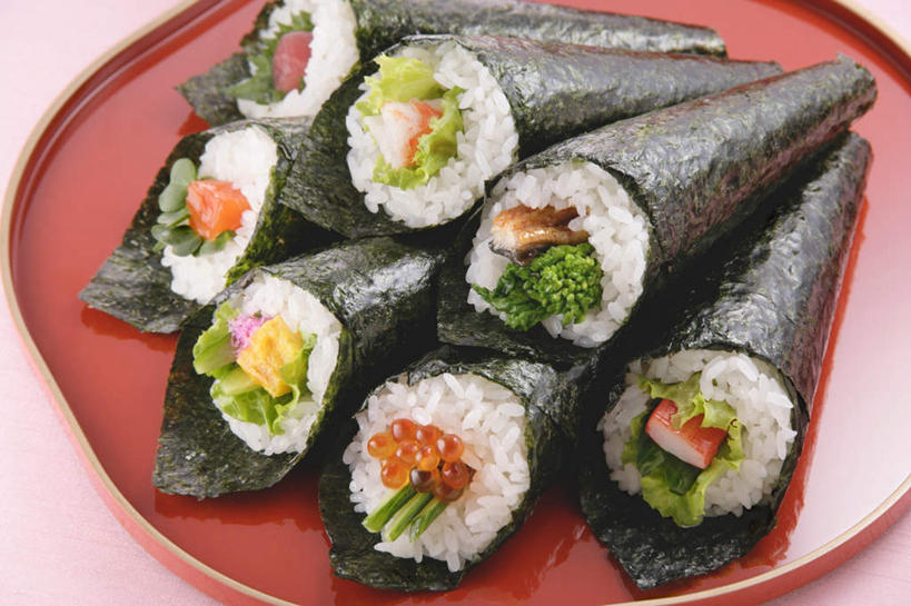 米饭,寿司,无人,横图,俯视,室内,特写,白天,烹饪,桌面,桌子,餐具,阴影,光线,木制,碟子,盘,影子,海苔,肉,鱼卵,鱼肉,日本料理,食品,饭,鱼籽,菜肴,美食,肉类,食物,盘子,木制品,碟,日式料理,佳肴,五谷,醋饭,横截面,肉食,四喜饭,彩图,高角度拍摄