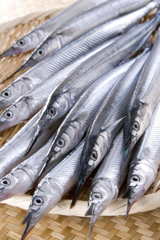 海鲜,无人,竖图,俯视,室内,特写,白天,烹饪,桌面,桌子,一排,阴影,整齐,光线,木制,篮子,影子,日本料理,料理,食品,水产,菜肴,美食,食物,排列,木制品,日式料理,日式,佳肴,针鱼,鱵鱼,队列,海产品,单针鱼,姜公鱼,铜吮鱼,针工鱼,针扎鱼,箴鱼,彩图,高角度拍摄