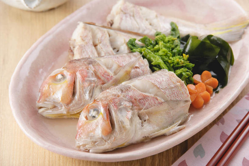 无人,横图,俯视,室内,特写,白天,烹饪,筷子,桌面,桌子,蔬菜,餐具,阴影,新鲜,光线,木制,碟子,盘,影子,肉,鱼肉,日本料理,食品,文化,传统,菜肴,美食,肉类,食物,盘子,木制品,碟,日式料理,佳肴,有机食品,绿色食品,海草,礼节,礼仪,肉食,安康鱼,白方头鱼,方头鱼,甘鲷,红马头,马头鱼,银方头鱼,进餐用具,彩图,高角度拍摄