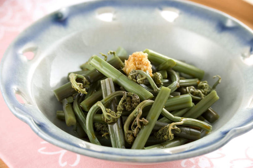 无人,横图,俯视,室内,特写,白天,烹饪,桌面,桌子,蔬菜,餐具,阴影,新鲜,光线,木制,影子,日本料理,食品,蕨菜,菜肴,美食,食物,木制品,碗,日式料理,佳肴,有机食品,绿色食品,进餐用具,烹调用具,彩图,高角度拍摄