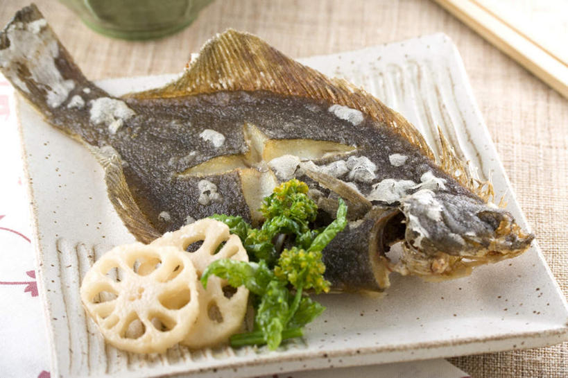 海鲜,无人,横图,俯视,室内,特写,白天,烹饪,桌面,桌子,比目鱼,蔬菜,餐具,切片,阴影,新鲜,光线,木制,鱼,碟子,盘,影子,日本料理,食品,水产,菜肴,美食,海洋生物,食物,盘子,木制品,碟,藕片,日式料理,佳肴,有机食品,绿色食品,水生动物,海产品,水生物,海底动物,鲽鱼,彩图,高角度拍摄