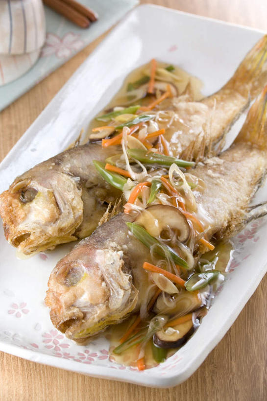 无人,竖图,俯视,室内,特写,白天,烹饪,桌面,桌子,餐具,阴影,光线,木制,碟子,盘,影子,肉,鱼肉,日本料理,食品,菜肴,美食,肉类,食物,盘子,木制品,碟,日式料理,佳肴,肉食,安康鱼,白方头鱼,方头鱼,甘鲷,红马头,马头鱼,银方头鱼,彩图,高角度拍摄