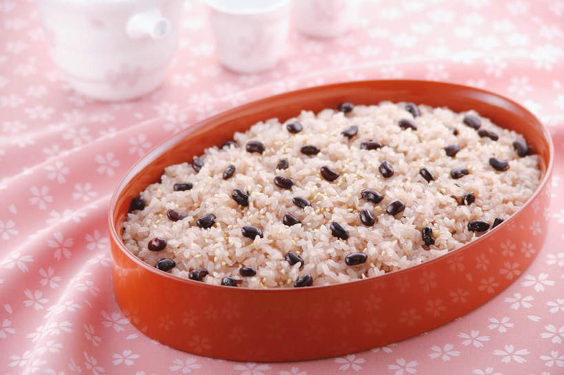 盒饭,米饭,无人,横图,俯视,室内,特写,白天,爱情,烹饪,筷子,桌面,桌子,蔬菜,餐具,阴影,新鲜,光线,木制,便当,木盒,影子,红豆,日本料理,食品,相思豆,饭,文化,传统,菜肴,美食,食物,木制品,容器,日式料理,便捷,冬青,佳肴,有机食品,绿色食品,储藏,礼节,五谷,便利,储存,礼仪,相思,快捷,弁当,进餐用具,彩图,高角度拍摄,贮存