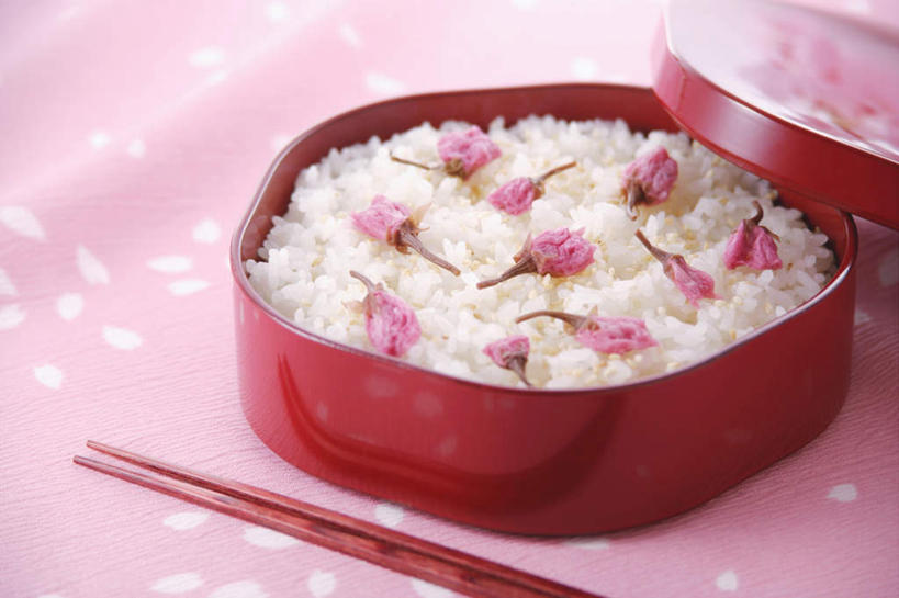 盒饭,米饭,无人,横图,俯视,室内,特写,白天,烹饪,幸福,纯洁,筷子,桌面,桌子,樱花,餐具,阴影,光线,木制,便当,木盒,影子,日本料理,食品,饭,文化,传统,菜肴,美食,花朵,食物,木制品,容器,碗,日式料理,便捷,佳肴,等待,储藏,礼节,五谷,便利,生命,储存,礼仪,快捷,仙樱花,福岛樱,青肤樱,高尚,弁当,热烈,进餐用具,烹调用具,荆桃,彩图,高角度拍摄,贮存