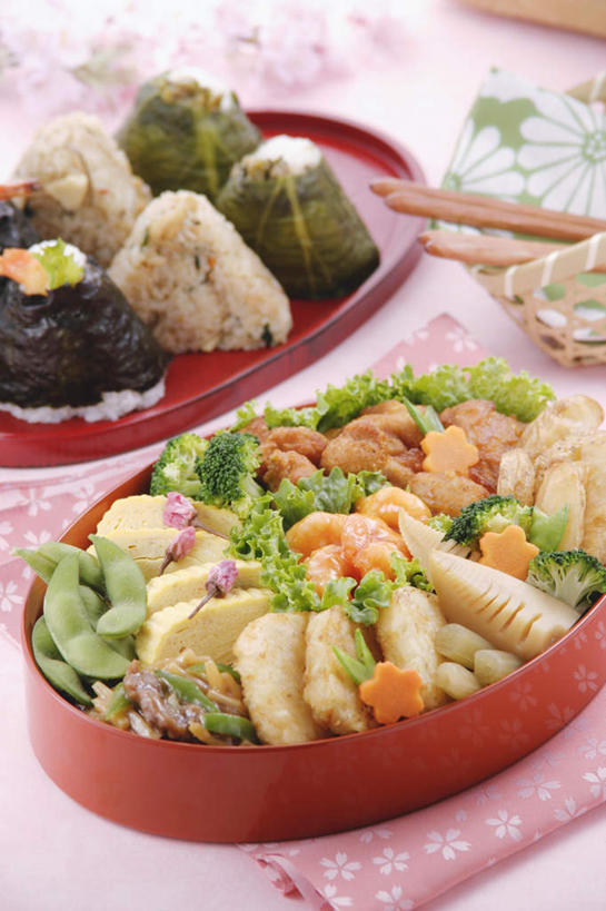 盒饭,米饭,寿司,无人,竖图,俯视,室内,特写,白天,烹饪,桌面,桌子,蔬菜,阴影,新鲜,光线,木制,便当,木盒,影子,花菜,花椰菜,西兰花,竹笋,日本料理,食品,紫菜,饭,笋,菜肴,美食,食物,木制品,容器,日式料理,便捷,佳肴,有机食品,绿色食品,储藏,五谷,便利,储存,醋饭,快捷,弁当,四喜饭,彩图,高角度拍摄,贮存