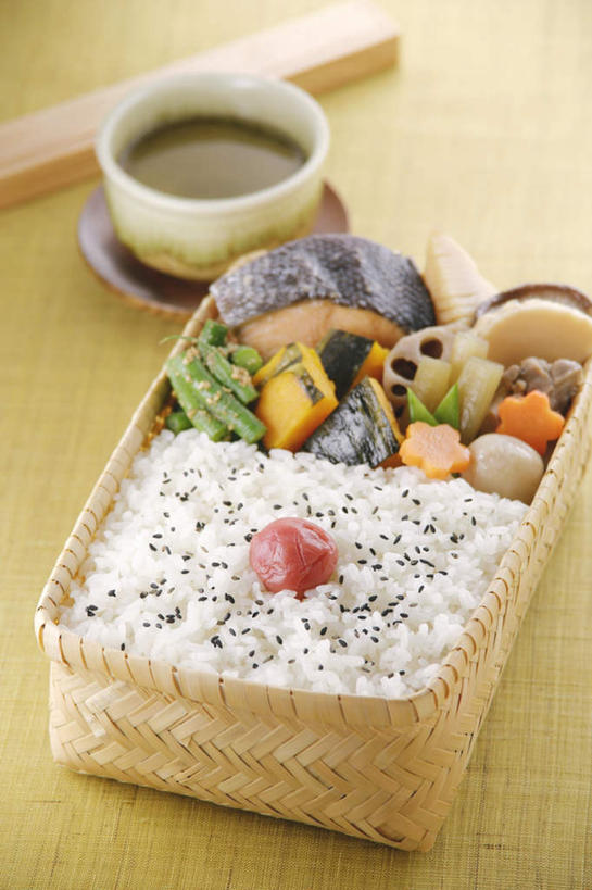 盒饭,米饭,咖啡,无人,竖图,俯视,室内,特写,白天,烹饪,幸福,桌面,桌子,蔬菜,西红柿,杯子,切片,阴影,新鲜,光线,木制,便当,瓷器,影子,塑料,肉,鱼肉,芝麻,日本料理,食品,咖啡杯,陶瓷制品,饭,娱乐,菜肴,美食,肉类,盒子,食物,饮料,木制品,容器,塑料制品,藕片,日式料理,享受,休闲,温馨,便捷,放松,乐趣,佳肴,有机食品,绿色食品,储藏,五谷,便利,提神,舒适,储存,瓷杯,醒脑,肉食,快捷,脂麻,胡麻,白麻,巨胜子,软饮料,油麻,弁当,樱桃番茄,圣女果,番茄,彩图,高角度拍摄,贮存