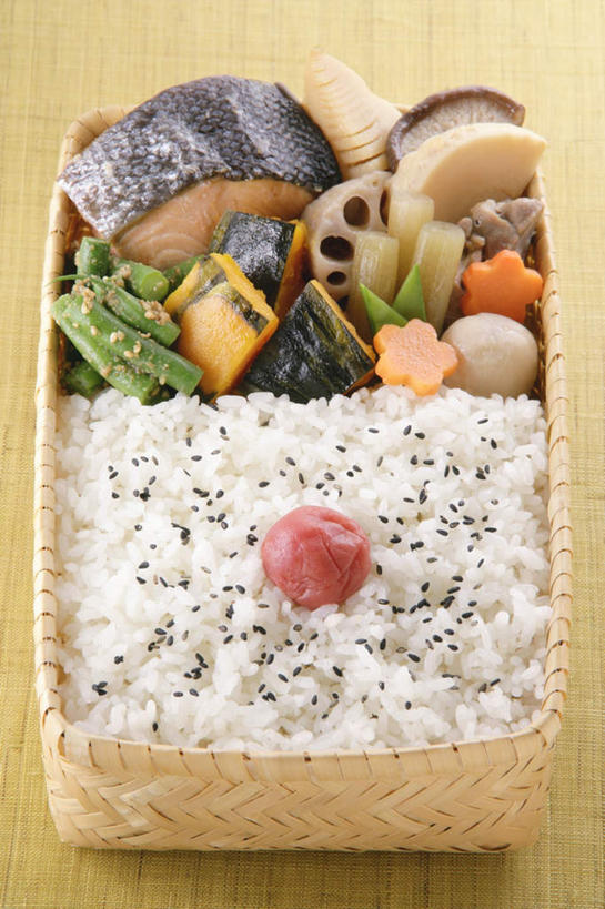 盒饭,米饭,无人,竖图,俯视,室内,特写,白天,烹饪,桌面,桌子,蔬菜,西红柿,切片,阴影,新鲜,光线,木制,便当,影子,塑料,肉,鱼肉,芝麻,日本料理,食品,饭,菜肴,美食,肉类,盒子,食物,木制品,容器,塑料制品,藕片,日式料理,便捷,佳肴,有机食品,绿色食品,储藏,五谷,便利,储存,肉食,快捷,脂麻,胡麻,白麻,巨胜子,油麻,弁当,樱桃番茄,圣女果,番茄,彩图,高角度拍摄,贮存