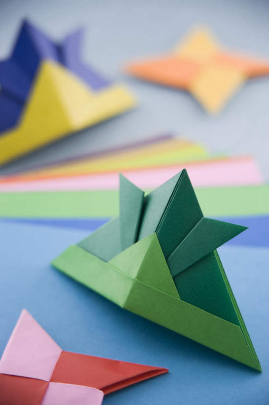 无人,竖图,俯视,室内,特写,白天,桌面,桌子,阴影,节日,朦胧,模糊,庆祝,艺术,装饰,光线,木制,影子,折纸,纸,纸艺,手工艺品,文化,木制品,饰品,纸制品,工艺品,庆典,纪念,儿童节,高雅,工艺折纸,自信心,品位,彩图,高角度拍摄