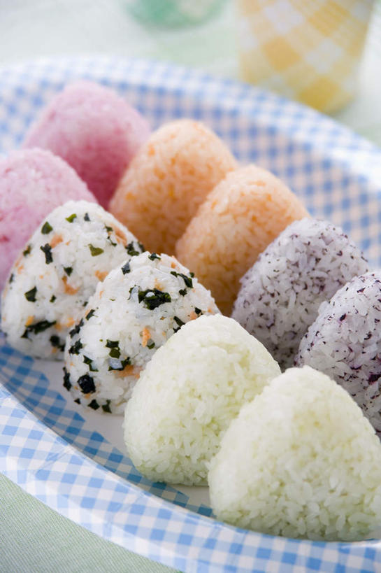 米饭,饭团,无人,竖图,俯视,室内,特写,白天,烹饪,桌面,桌子,餐具,一排,阴影,整齐,光线,木制,碟子,盘,影子,日本料理,食品,饭,菜肴,美食,食物,排列,盘子,木制品,碟,日式料理,佳肴,五谷,队列,彩图,高角度拍摄